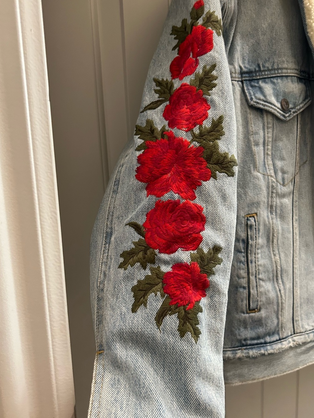 Levi's Light Blue Denim Sherpa Jacket with Red Rose Embroidery - Picture 2 of 10